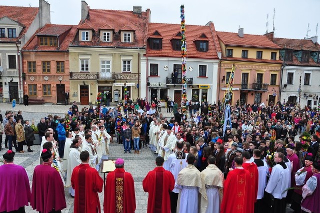 Na staromiejskim Rynku zgromadzili się duchowni oraz mieszkańcy Sandomierza i innych części diecezji.