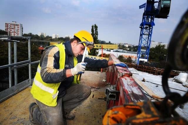 Prace ekipy budowlanej można podglądać na www.jordanki.torun.pl. Na zdjęciu Wojciech Jakubas