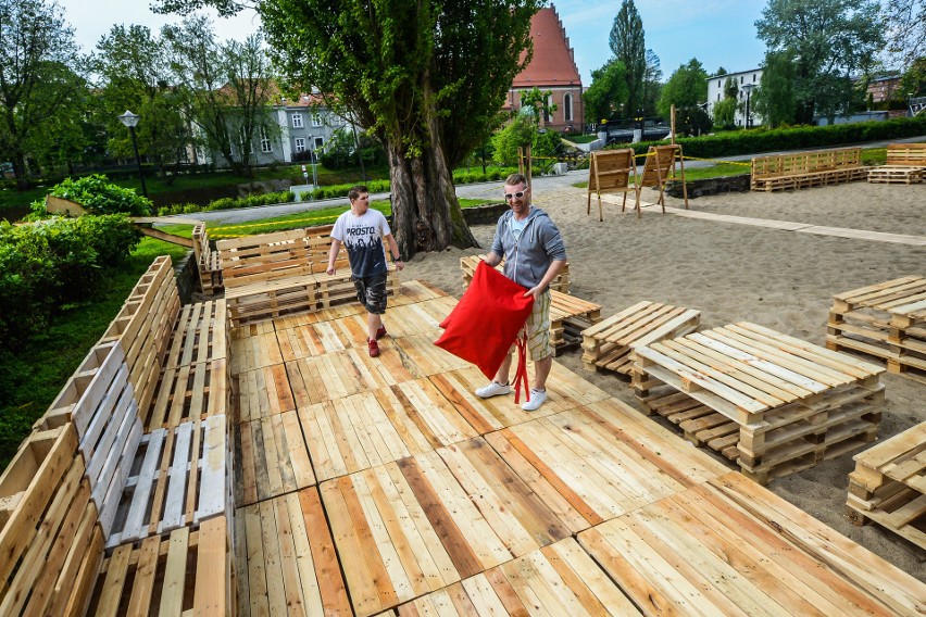 Wylegiwanie się na piaszczystej plaży na jej brzegiem to już...