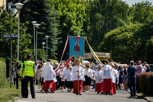 W Boże Ciało wierni wyjdą na ulice. Podajemy trasy, którymi przejdą procesje z wybranych kościołów w Bydgoszczy.>>Godziny i trasy procesji na kolejnych slajdach