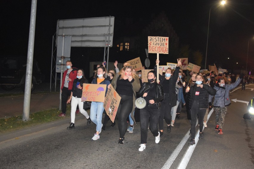 Strajk kobiet w Miastku. Na ulicach protestowało kilkaset...