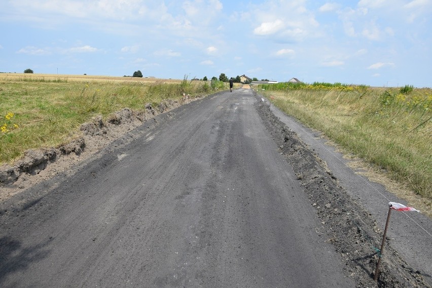 Remont drogi w Osinach z porozumieniem dwóch gmin, Mirca i Mirowa. Zobacz zdjęcia