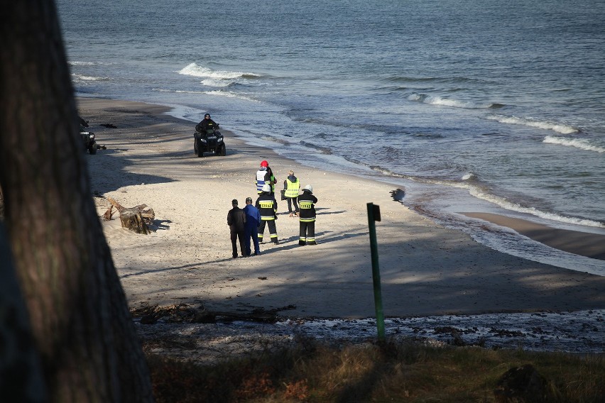 Morze wyrzuciło substancję chemiczną na plaży między Ustką a...