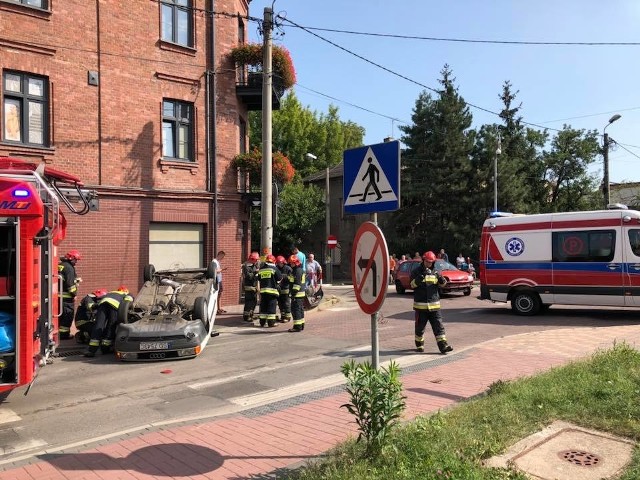Wypadek w Dąbrowie Górniczej: W piątek 17 sierpnia u zbiegu ulic Dąbrowskiego i 3 Maja w Dąbrowie Górniczej miała miejsce groźnie wyglądająca kolizja. ZOBACZ ZDJĘCIA