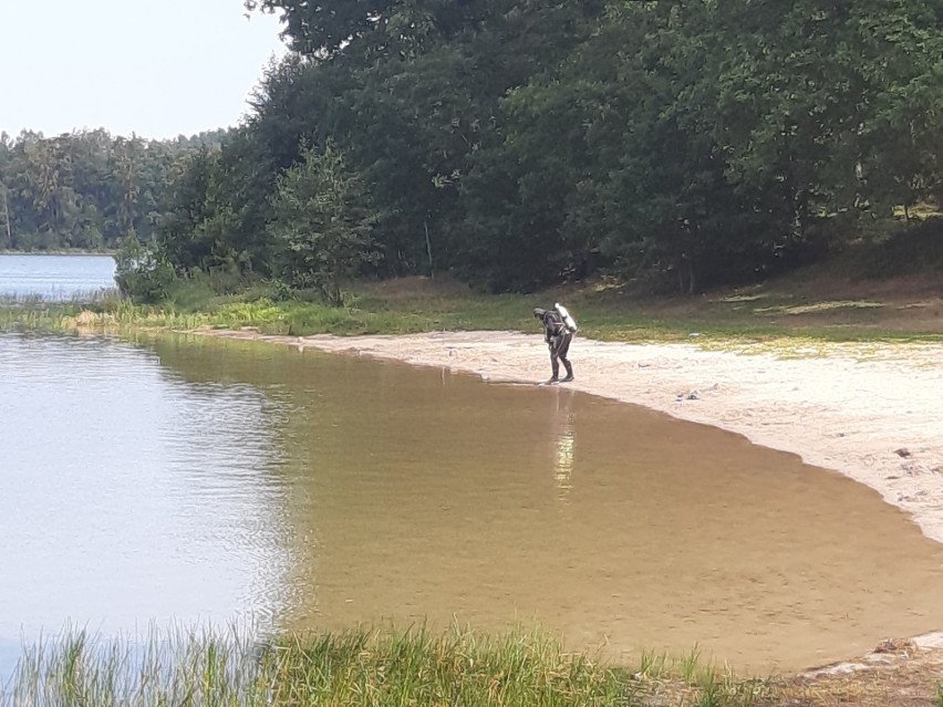 Nad jeziorem Jeleń trwają poszukiwania zaginionej osoby....