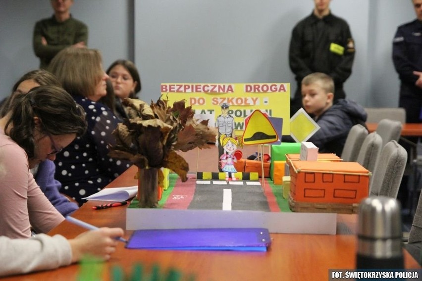 Uczniowie z powiatu staszowskiego stanęli do konkursu „Bezpieczeństwo na piątkę”. Zobacz zdjęcia 
