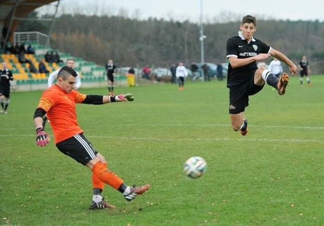 Piotr Okuniewicz (z prawej) strzelił jesienią 15 bramek dla trzecioligowca z Mostek.