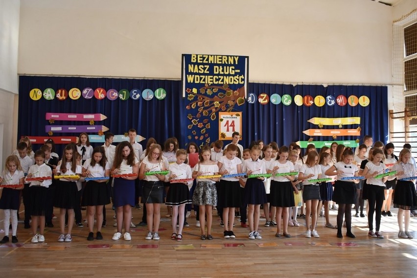Kwiaty i zyczenia dla nauczycieli w szkole w Rusinowie z okazji ich dorocznego święta - Dnia Nauczyciela