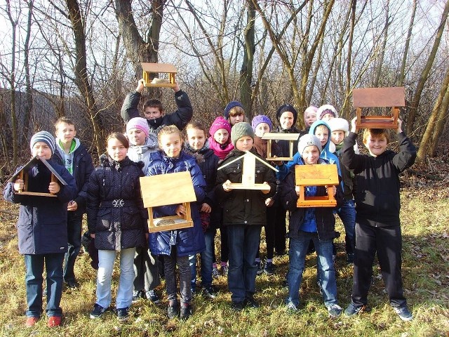 Uczniowie ze szkoły podstawowej w Odrzywole zajęli się dokarmianiem ptaków.
