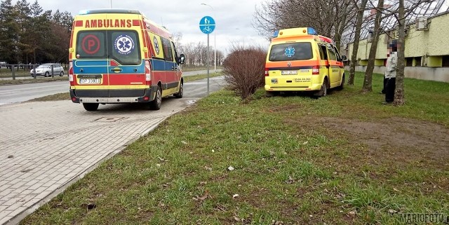 Wypadek na ul. Sosnkowskiego w Opolu. Kierowca audi wjechał w karetkę, pojazd wypadł z jezdni.