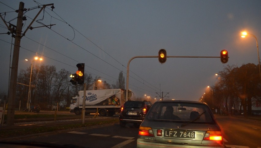 W tym miejscu, między ul. Konstytucyjną, a centrum handlowym...