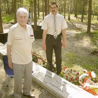Po obejrzeniu w maju 2006 roku swojego nazwiska na kamiennych płytach na byłych terenach obozowych, Brytyjczyk mocno się wzruszył. Z prawej dyrektor żagańskiego muzeum Jacek Jakubiak.