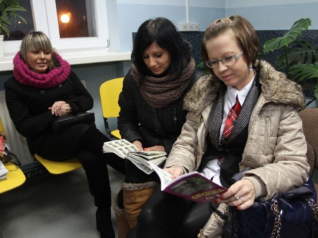 Piątek, godzina 16.36. Karolina Kozłowska - w środku i Anna Krzyszkowska - z prawej, w trakcie powtarzania materiału na egzamin. Panie były jednymi z kilkunastu osób czekających wówczas na zdawanie teorii.