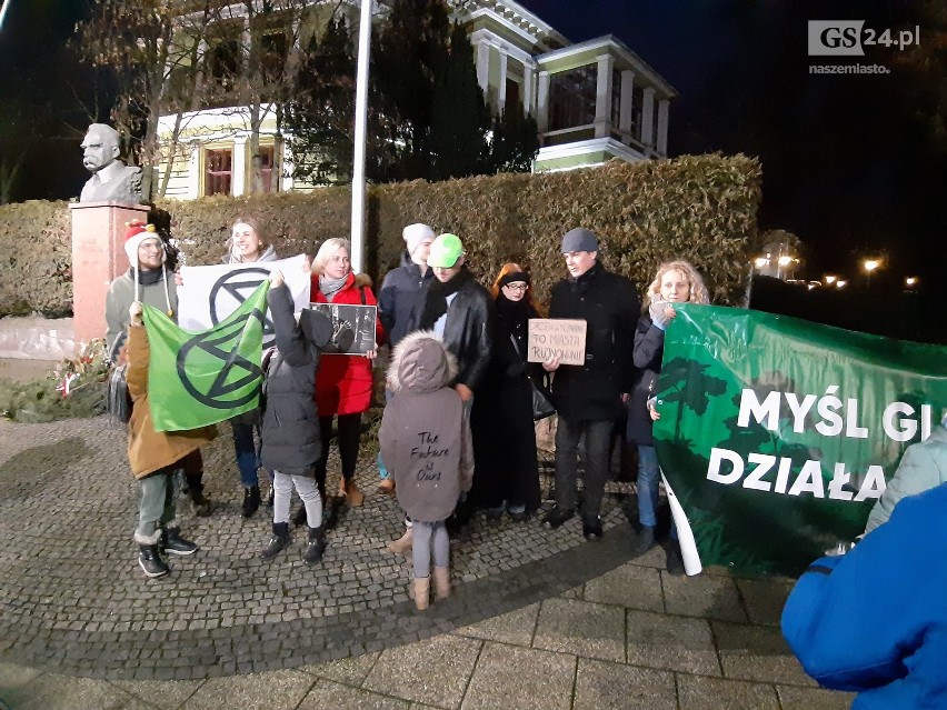 Protest w obronie drzew przy pl. Szarych Szeregów w Szczecinie. Wycinka z powodu przebudowy [ZDJĘCIA, WIDEO]