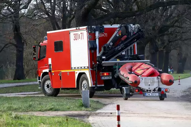 Policjanci z komisariatu wodnego we Wrocławiu wyłowi z Odry ciało mężczyzny.