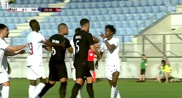 Skrzydłowy reprezentacji Kataru, Yusuf Abdurisag (w białej koszulce) obraził obrońcę reprezentacji Nowej Zelandii, Michaela Boxella