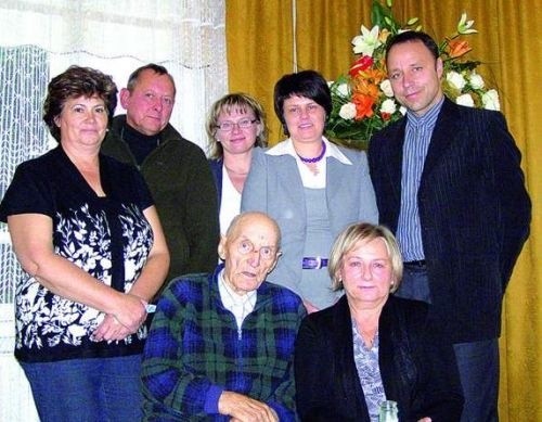 Na zdjęciu pan Henryk wraz z rodziną. To nasz kolejny 100 - latek z województwa.