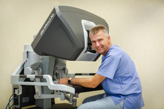 Profesor dr hab. n. med. Tomasz Rogula specjalizuje się w różnych dziedzinach chirurgii, m.in. bariatrycznej i robotowej (na zdjęciu widoczny jest robot Da Vinci).