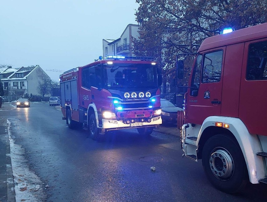 Gdynia. Pożar domu przy ulicy Suchej. Ranny, poparzony mężczyzna przetransportowany do szpitala. 15.01.2023 r.