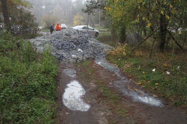 Odpady przy parkingu w Lisowie – koło drogi krajowej numer 73 – wyrzucono w nocy z 18 na 19 października. Drogowcy, którzy jako pierwsi je „odkryli” odpowiednio je zabezpieczyli.