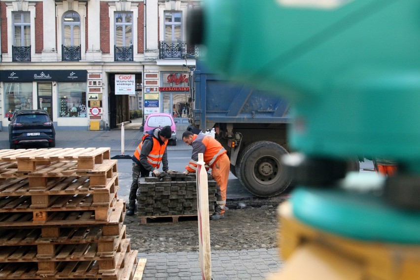 Zmiany na Krakowskim Przedmieściu: więcej drzew – mniej miejsc do parkowania samochodów