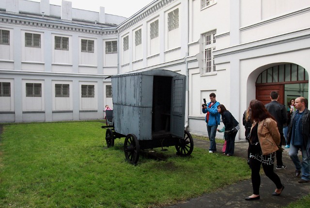 Muzeum Tradycji Niepodległościowych w Łodzi składa się z trzech oddziałów – więzienia przy Gdańskiej, Oddziału Martyrologii Radogoszcz oraz Stacji Radegast. Muzeum udziela 50 proc. rabatu na wstęp na wydarzenia oraz zakupy w sklepiku.