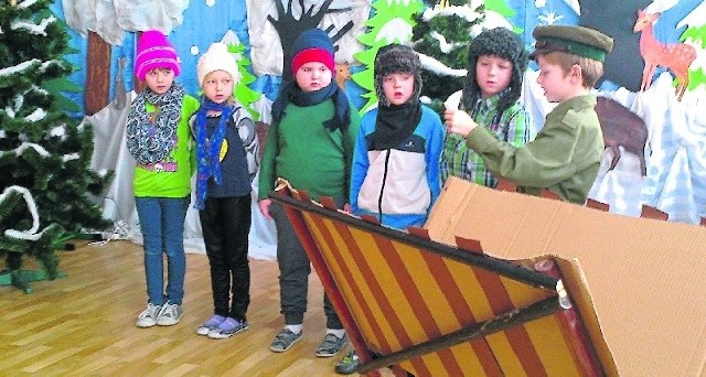 "Pomagamy zwierzętom przetrwać zimę" - barwny spektakl w wykonaniu uczniów klasy pierwszej Szkoły Podstawowej w Kołaczkowicach bardzo podobał się widzom, a gratulacjom nie było końca.