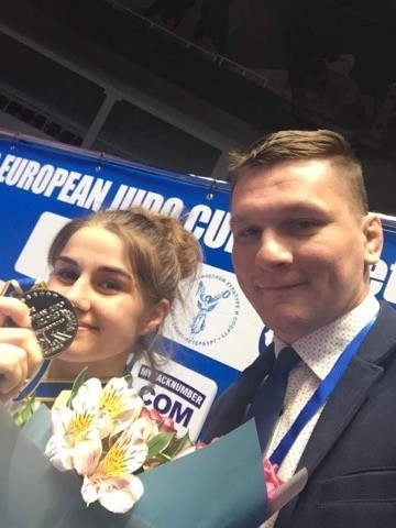 Vanessa Machnicka ze swoim trenerem Radosławem Miśkiewiczem tuż po wywalczeniu srebrnego medalu w rosyjskim Sankt Petersburgu