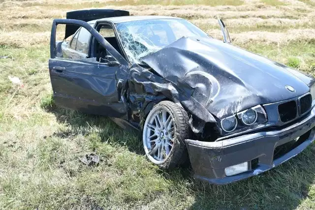 Jedna osoba trafiła do szpitala po zderzeniu bmw z ciężarówką pod Gołanicami w powiecie leszczyńskim. Kierowca osobowego auta podczas manewru wyprzedzania skręcającej ciężarówki nie opanował auta i wypadł z drogi.Przejdź do kolejnego zdjęcia --->