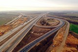 Autostrada A1 pięknie wygląda z drona. W Częstochowie roboty drogowe trwają nawet zimą, ale samochody mogą jeździć