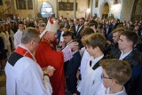 Sakrament bierzmowania w kościele w Szydłowcu. Młodzież podarowała biskupowi biskupią piuskę. Zobaczcie zdjęcia z uroczystości