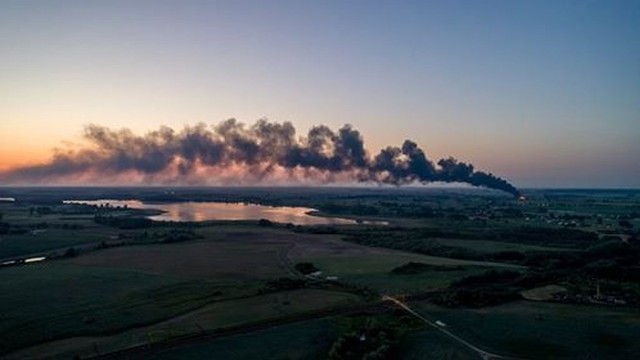 Duży pożar na składowisku odpadów w powiecie mogileńskim. W nocy z poniedziałku na wtorek walczyło z nim około 40 zastępów straży pożarnej (ponad 120 strażaków). Stopień zadymienia wciąż jest spory.Do środy włącznie została zamknięta pobliska szkoła. Ewakuowano 33 osoby, część z nich już wróciła do swoich domów.We wtorek (29 maja) rano na miejsce przybyli inspektorzy z Wojewódzkiego Inspektoratu Ochrony Środowiska, by zrobić wszelkie niezbędne pomiary. Na razie jednak mieszkańcy proszeni są o nieotwieranie okien i ograniczenie przebywania na świeżym powietrzu. Zobaczcie wideo z miejsca zdarzenia:Zapaliło się składowisko odpadów chemicznych o powierzchni 10x20 m oraz budynek magazynowy. Rozdysponowano zastępy straży pożarnej. Na miejscu pojawiło się około 40 zastępów straży.Dym był widoczny w gminie Dąbrowa, w Trzemesznie, pod Strzelnem. Na miejsce zadysponowano strażaków z okolicznych jednostek.Dlaczego warto nosić odblaski? Mówi Sławek Piotrowski.