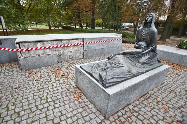 Uszkodzony pomnik ofiar katyńskich w Parku Słowackiego we Wrocławiu.