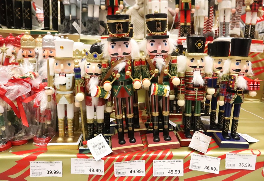 W centrum handlowym E.Leclerc w Radomiu są sztuczne choinki oraz świąteczne  dekoracje i ozdoby. Zobacz zdjęcia | Echo Dnia Radomskie