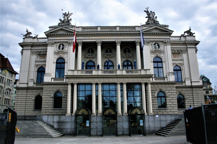 Budynek, w którym obecnie znajduje się Opernhaus Zürich,...
