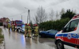 Dachowanie auta na drodze w Polichnie. Jedna osoba została poszkodowana