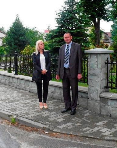 Wiceburmistrz Krzysztof Olejak i sekretarz gminy Ewelina Jura-Bączek przed nowym ogrodzeniem parku wiejskiego w Malcu