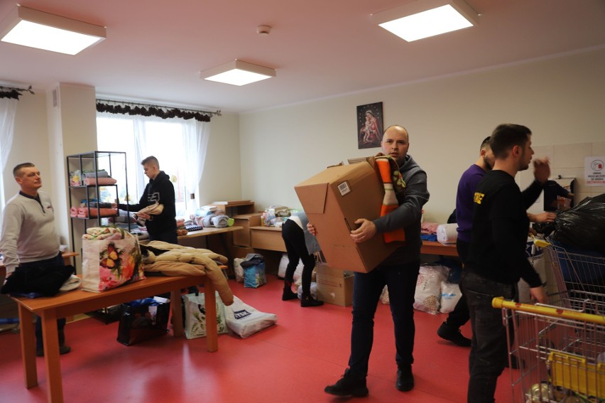 Pomoc dla rodzin z Ukrainy. W Piekoszowie pilnie potrzebne są dwie lodówki i pralka. Bardzo pomagają też strażacy. Zobaczcie zdjęcia i wideo