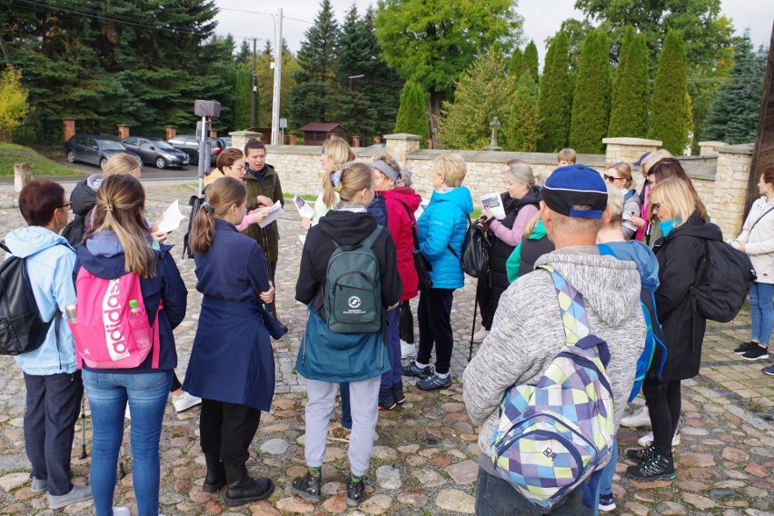 Pielgrzymi ruszyli z Krynek do sanktuarium w Kałkowie. Wśród uczestników wójt gminy Brody, wikary, radni i sołtysi. Zobacz zdjęcia