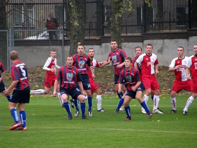 Piłkarze Warmii Grajewo (czerwono-granatowe stroje) wykorzystali fakt, że przez całą drugą połowę grali w przewadze i pokonali ŁKS 1926 Łomża 1:0