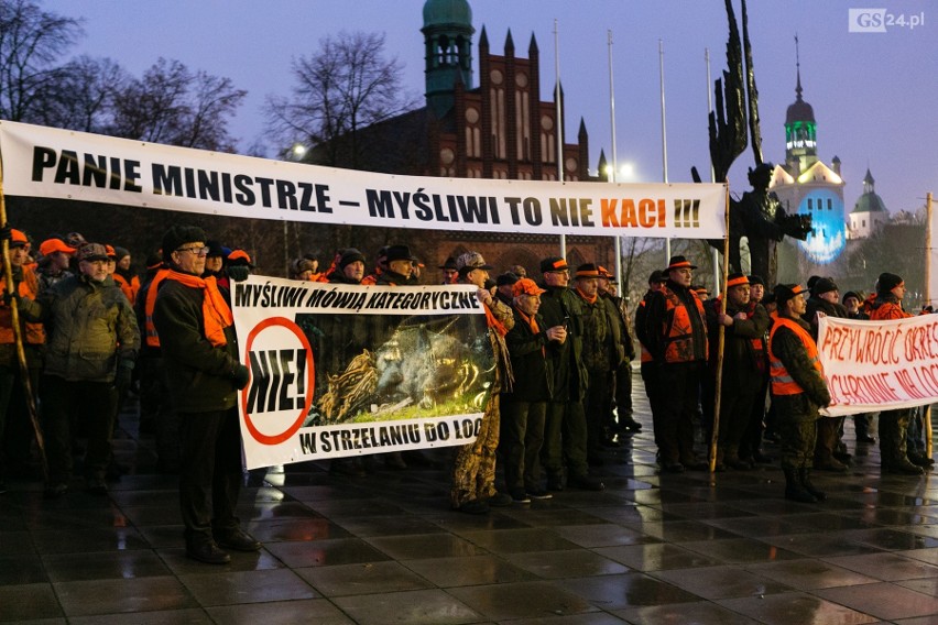 Szczecinianie protestują przeciw odstrzałowi dzików. "To barbarzyńskie rozporządzenie!" [ZDJĘCIA, WIDEO]