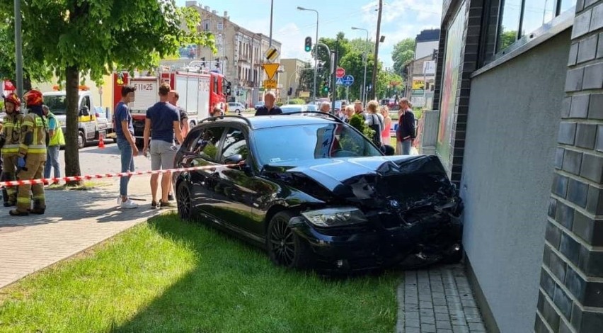 Wypadek w Radomsku. Na ul. Wyszyńskiego bmw wjechało w market, kierowca chciał uniknąć zderzenia z fordem
