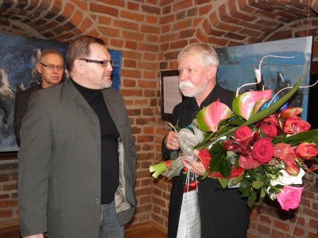 Gratulacje składa Witold Słubik (z lewej).