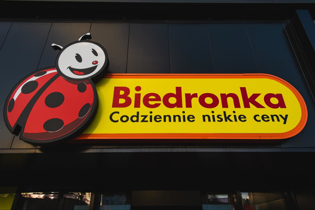 Promocje w Biedronce! W marcu oszczędzisz połowę na zakupach. Zobacz, jak to możliwe