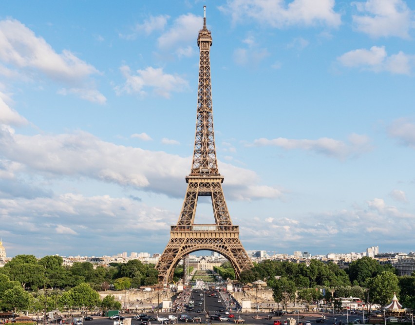 Paryż, miasto miłości, słynie z ikonicznych zabytków, takich...