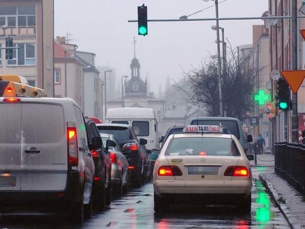 Nasz Czytelnik ma rację, światło z daleka łudząco przypomina zielone światło na sygnalizatorze ulicznym.