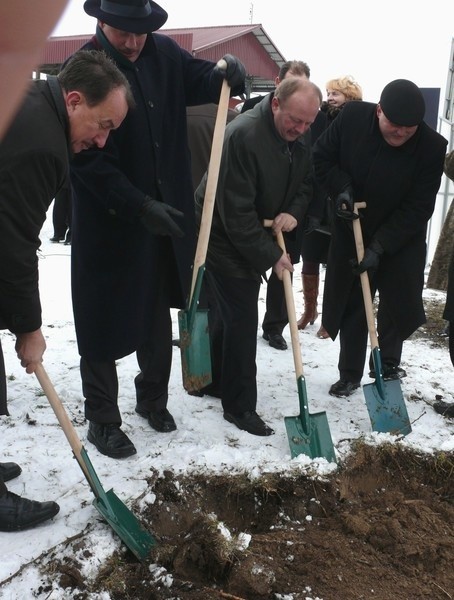 Kazimierski wiceburmistrz Czesław Kowalski (pierwszy z prawej) wziął udział w uroczystym rozpoczęciu przebudowy trasy numer 776.