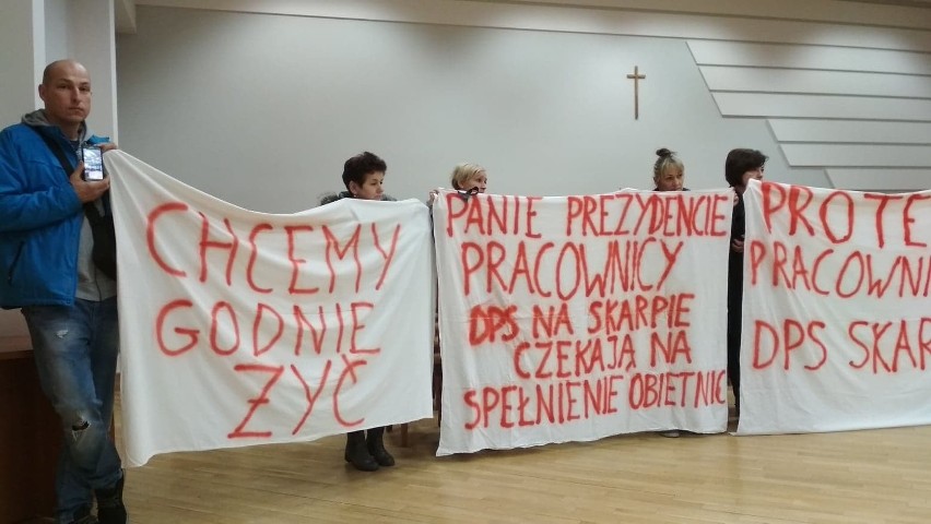 III sesja Rady Miasta Włocławek VIII kadencji. Protest pracowników DPS [zdjęcia, wideo]