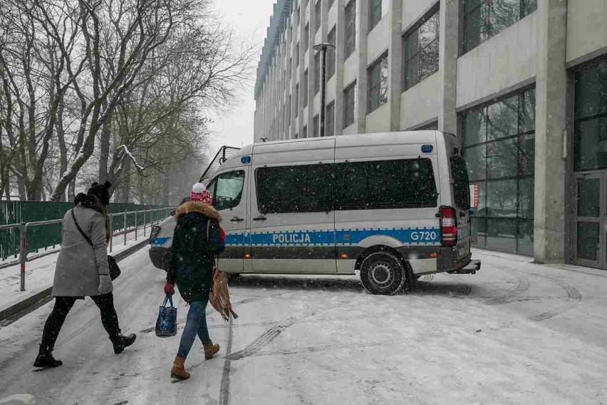 Kraków. Policja przeszukuje pomieszczenia TS Wisła i zabezpiecza dokumenty