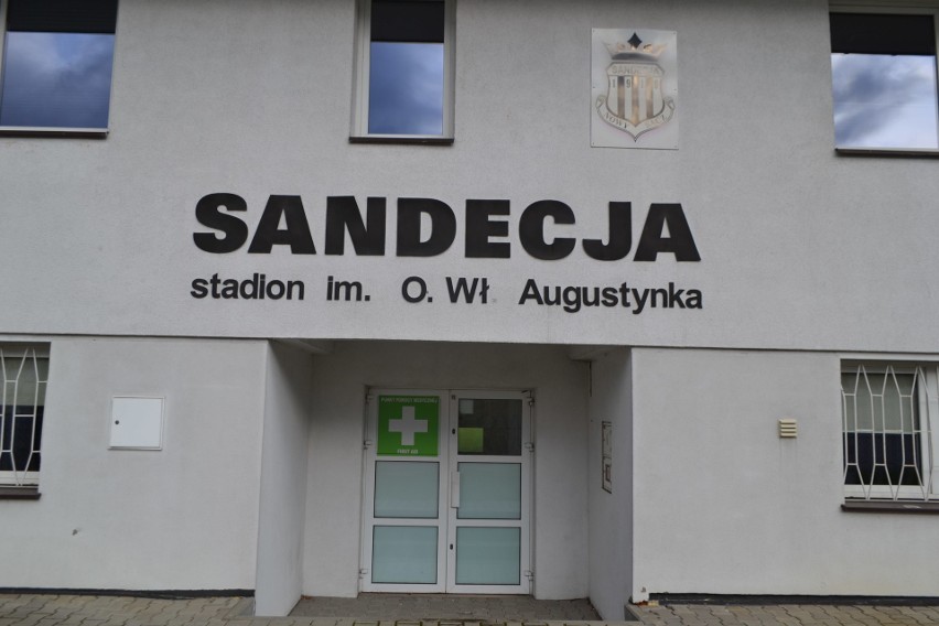 Sandecja Nowy Sącz plasuje się obecnie na 14. miejscu w...